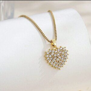 Casual Golden Stainless Steel Necklace For Women Heart Shaped Design Necklace